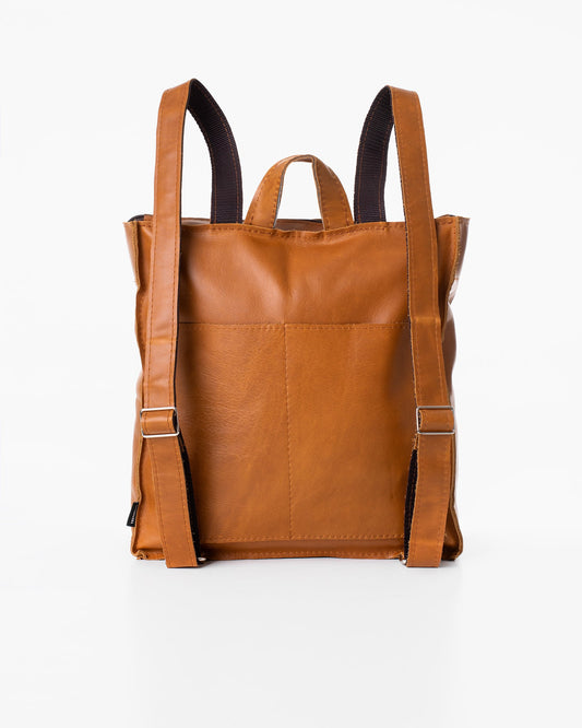Maciella Folk 2 Lederrucksack in Cognac: Handgefertigte Eleganz aus Estland - Maciella