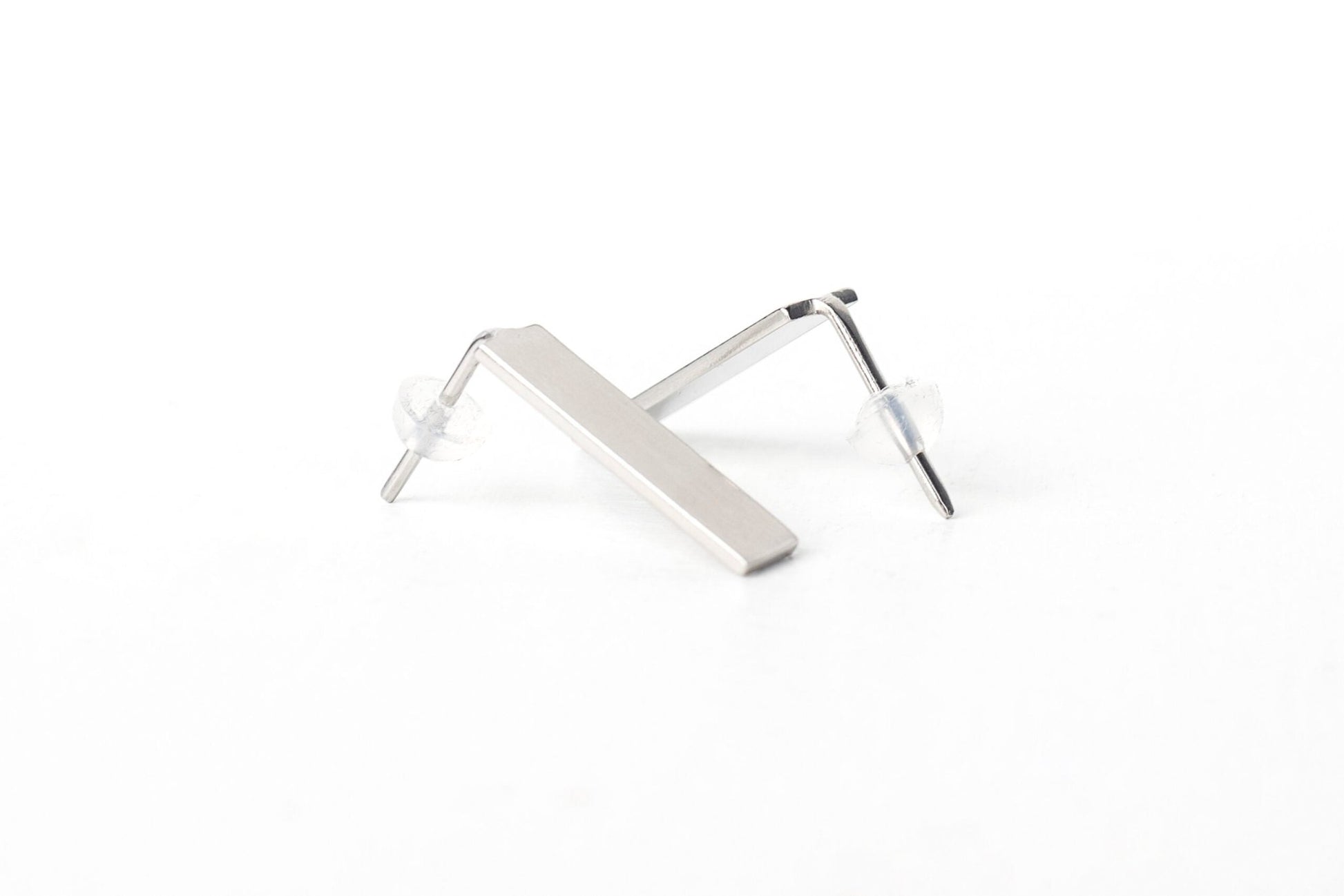 Maciella Lentsius Ohrringe „Linea“ – Gebürstete Eleganz trifft nachhaltigen skandinavischen Stil - Maciella