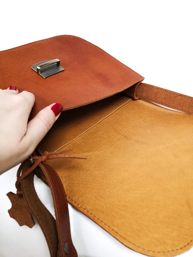 Maciella Zelma Kraft Satteltasche in Hellbraun Seidenmatt: Zeitlose Eleganz aus Lettland - Maciella